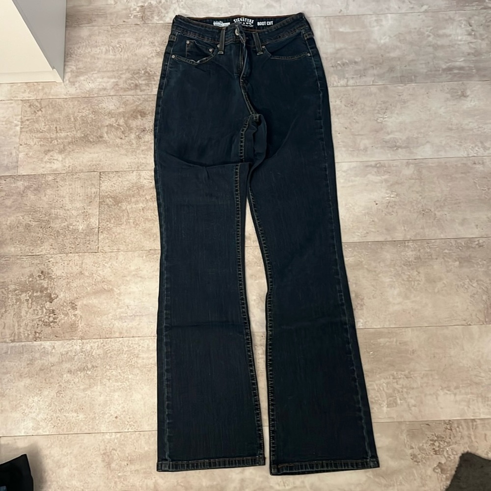 Signature Levi totally shaping boot cut jeans size 4 /W27 L32